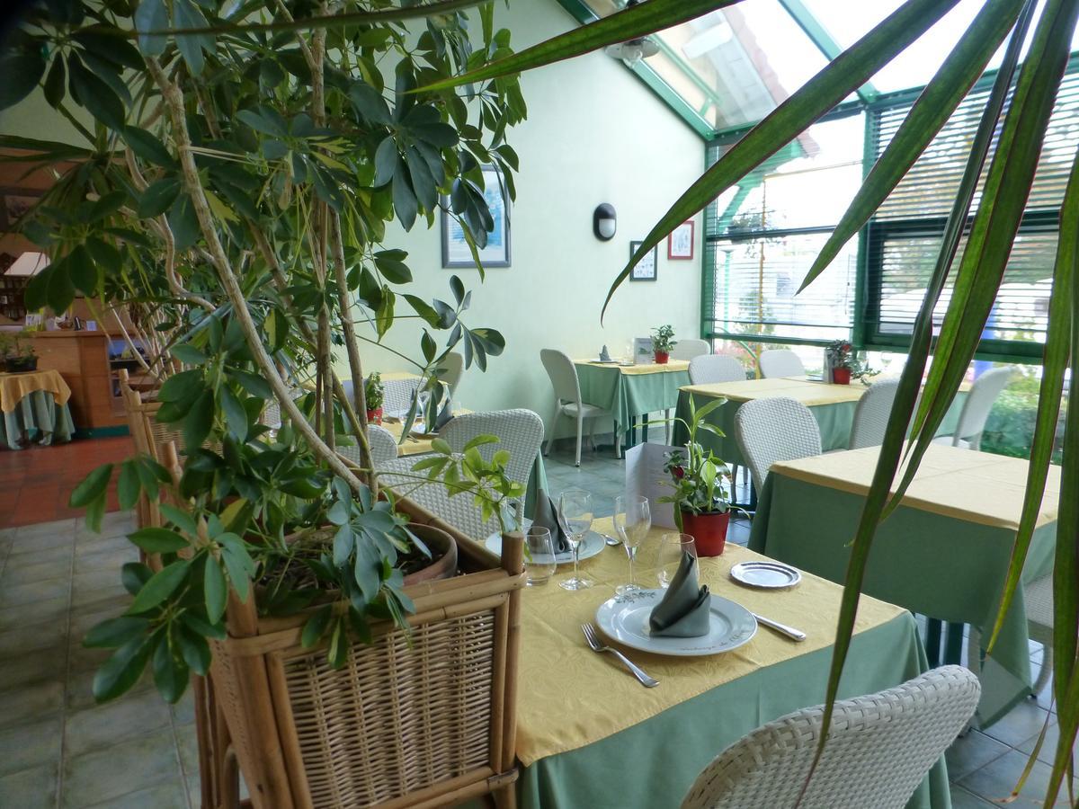 L'Auberge De L'Olive Dompierre-sur-Besbre Bagian luar foto